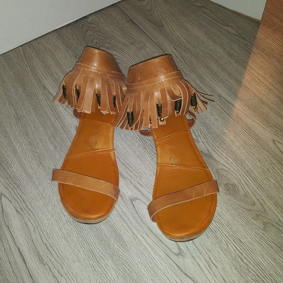 Naughty Monkey Fringe Sandals - Picture 5 of 10